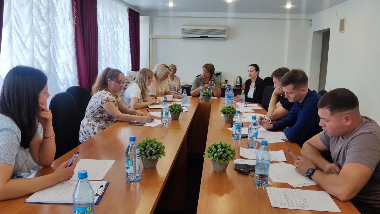 sCr4HWmyvMg за столом.jpg