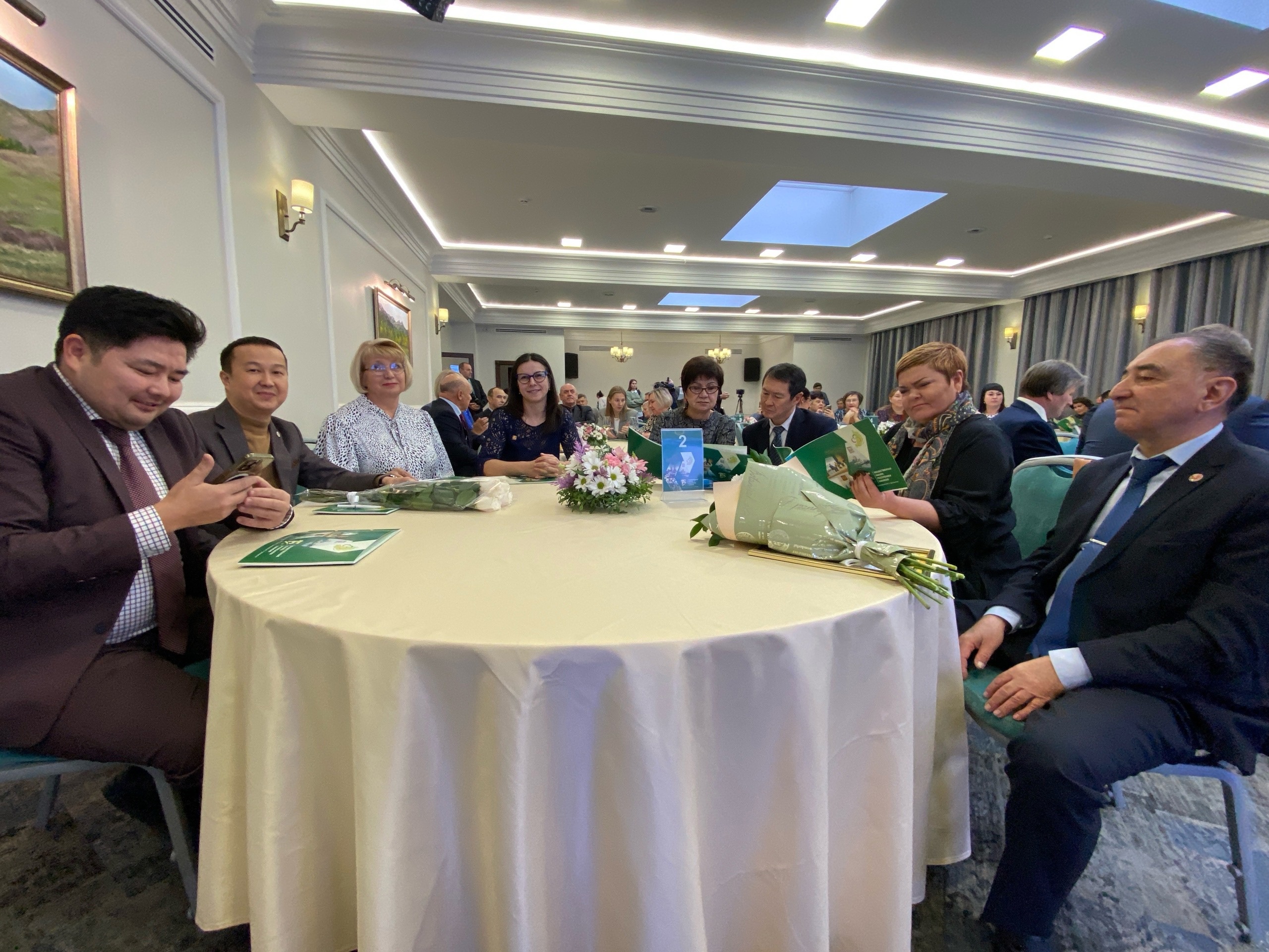 за столом.jpg